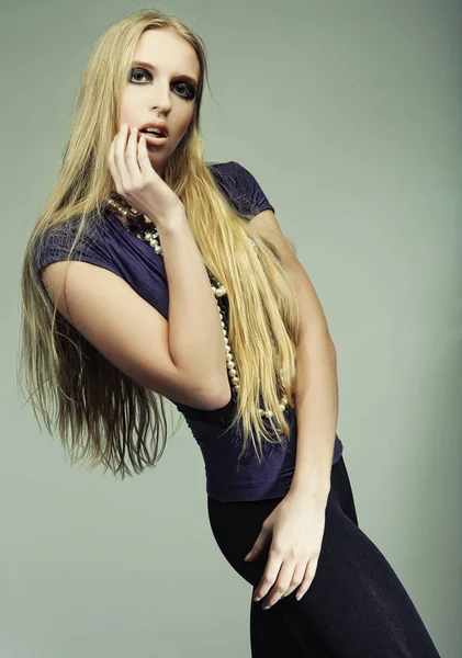Sexy blond poseren in studio — Stockfoto