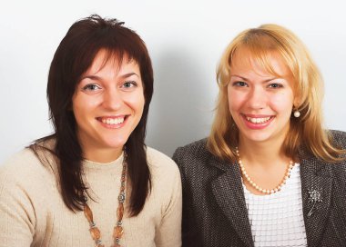 iki genç iş kadını ofiste çalışmak