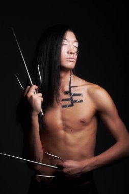 Asyalı çocuk siyah arka plan üzerinde