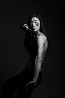 Asyalı çocuk siyah arka plan üzerinde