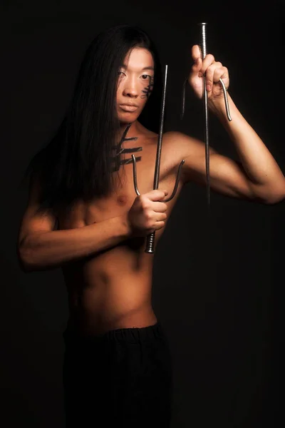 Asiatiska boy över svart bakgrund — Stockfoto