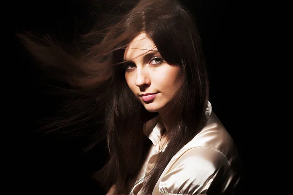 Hermosa mujer sonriente sobre fondo negro — Foto de Stock