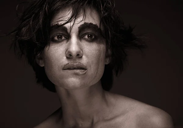 Jonge vrouw in depressie. Creatieve make-up. — Stockfoto