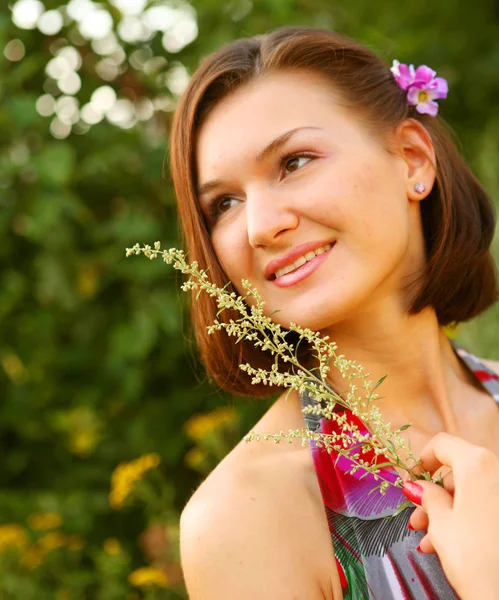 Giovane donna all'aperto nell'erba in estate — Foto Stock
