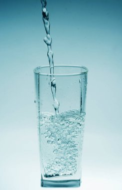 Bir bardak dolusu su.
