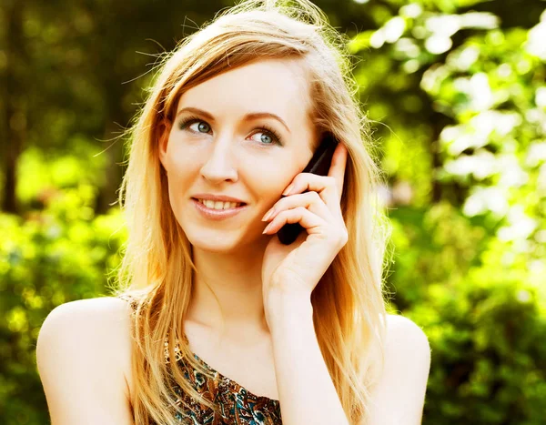 Woman using mobile phone — Stock Photo, Image