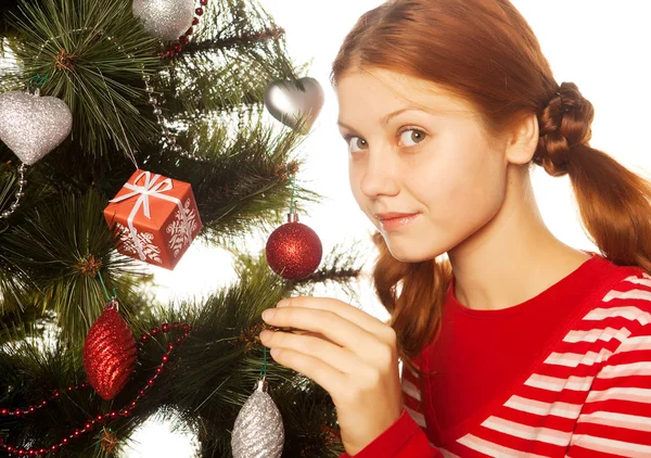Chica decorar el árbol de Navidad — Foto de Stock