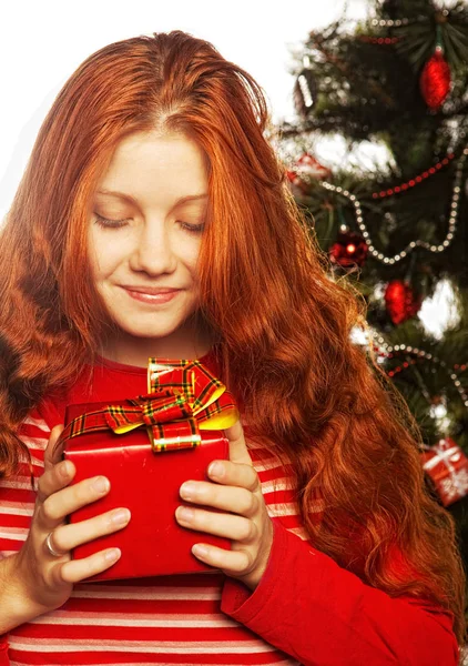 Chica con caja de regalo — Foto de Stock