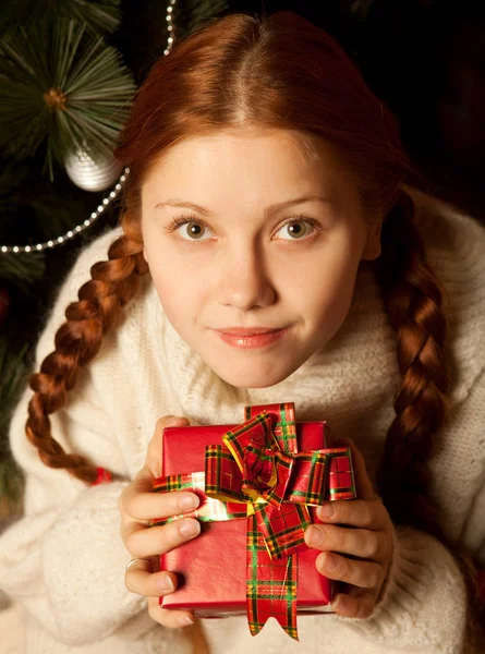 Noel hediyesi, genç kadın — Stok fotoğraf