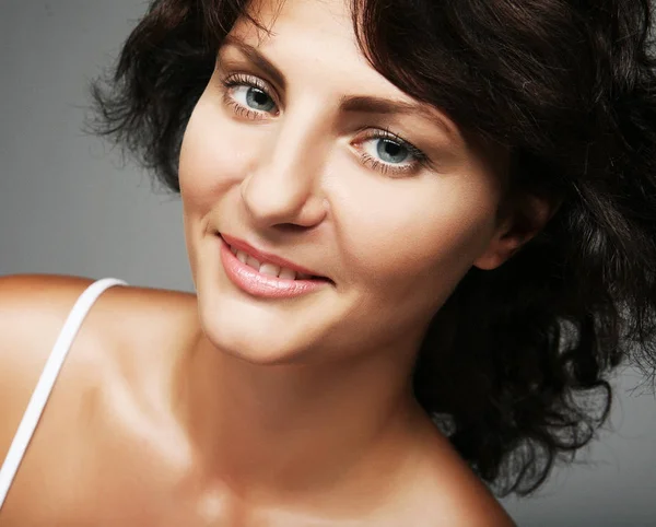 Portrait of beautiful young brunette woman — Stock Photo, Image