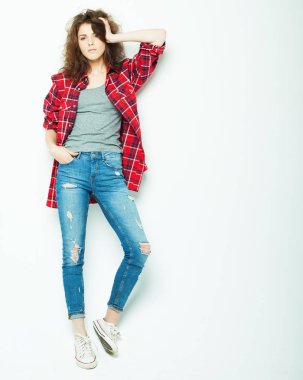Yaşam tarzı, moda ve insan konsepti: Stüdyoda poz veren tam vücut genç moda kadını modeli