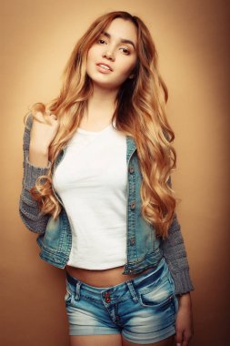 Yaşam tarzı ve insanların konsepti: Genç tatlı, gülümseyen kıvırcık kız