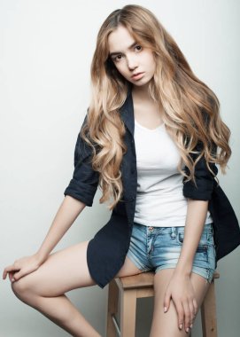 genç seksi kadın kısa kot pantolon. Moda studio vurdu.