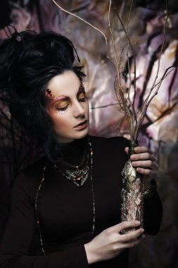 parlak makyaj bir avuç kuru twi tutan kadınla genç lüks