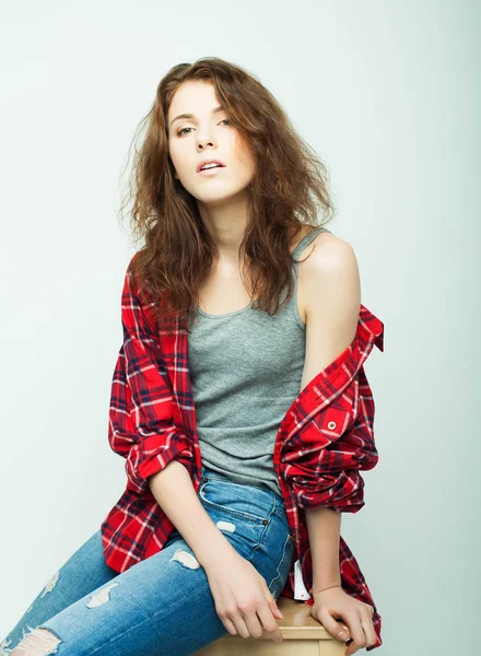 Lifestyle, fashion en people concept: jonge krullende vrouw poserend in studio — Stockfoto