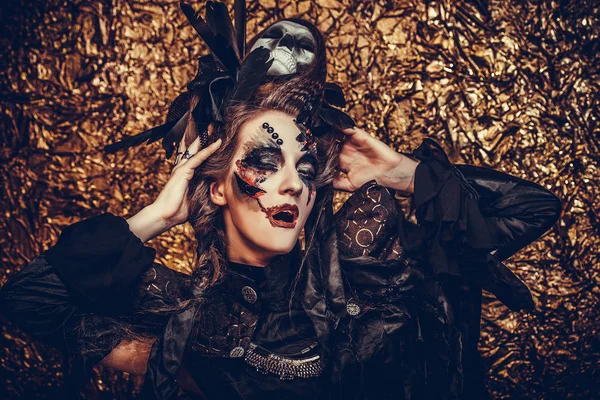Junge Frau in dunklem Kostüm. Helles Make-up und Smoke-Halloween-Thema. — Stockfoto