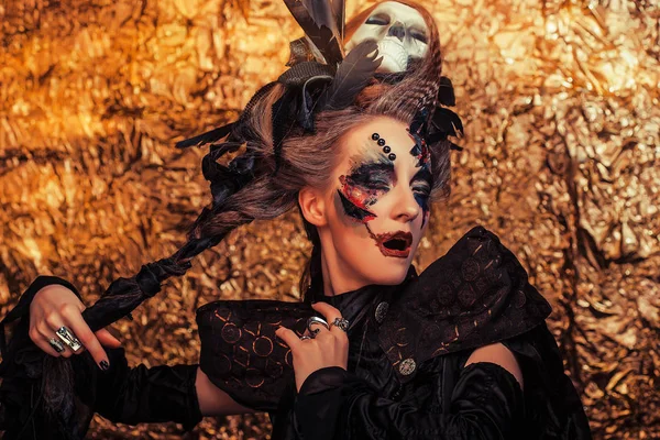 Mladá žena v tmavém kostýmu. Jasné make-up a kouř- halloween téma. — Stock fotografie