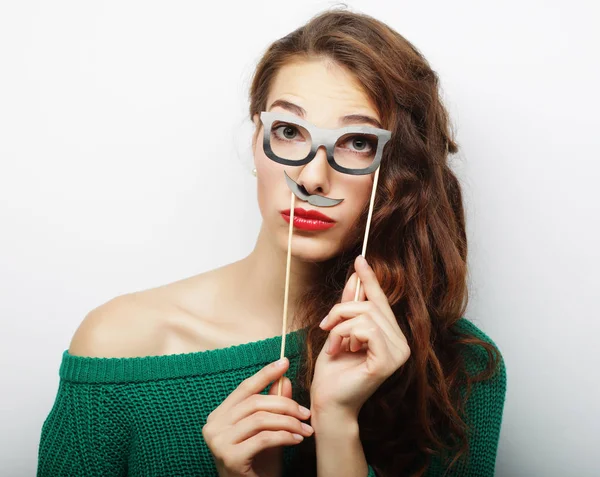 Молода щаслива жінка з підробленими вусами — стокове фото