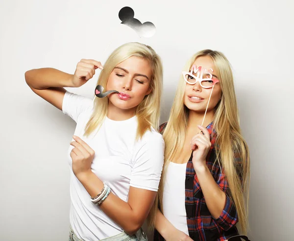 Zwei stylische sexy Mädchen beste Freunde bereit für Party — Stockfoto