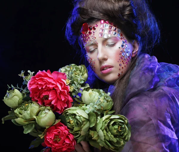 Donna in immagine creativa con grandi fiori . — Foto Stock