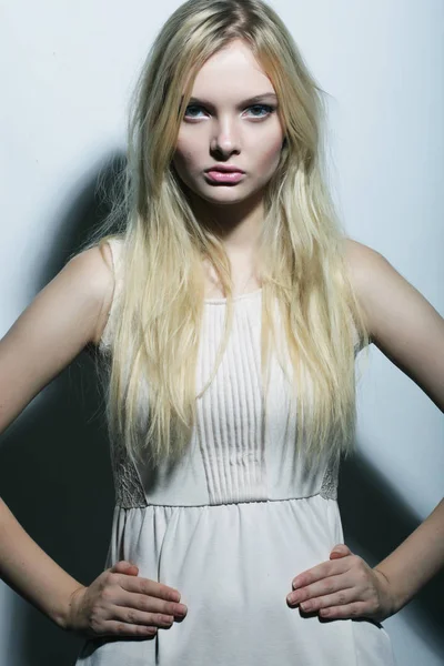 Jovem mulher magnífica em vestido branco . — Fotografia de Stock