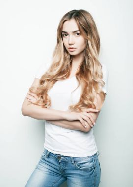 Yaşam tarzı ve insanların konsepti: Genç tatlı, gülümseyen kıvırcık kız