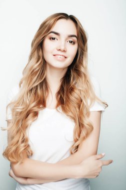 yaşam tarzı ve insanlar kavramı: genç casual kadın portre. Bankacı Charlie'yle, kıvırcık saç.