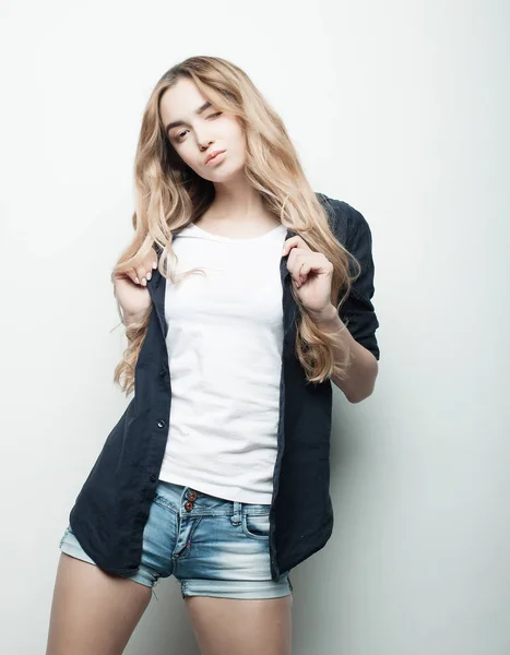 Mode modell poserar i studio, vit bakgrund — Stockfoto