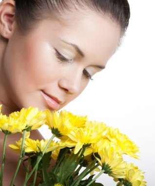 kadın yüzü ile sarı krizantem