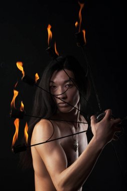 ateş gösterisi ile Asya adam