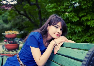 genç kadın Park'ta rahatlatıcı