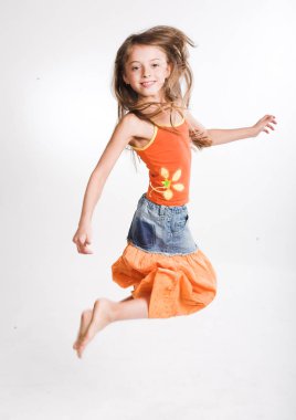 Beyaz arka plan üzerinde küçük kız