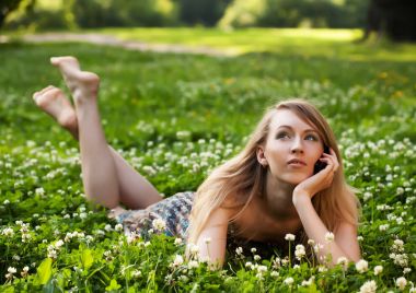 açık havada cep telefonu kullanan kadın