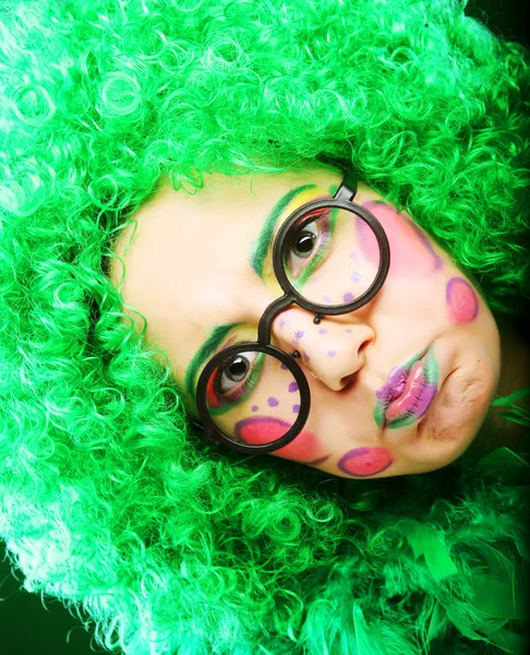 緑の背景に狂った女 — ストック写真