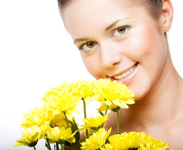 Visage féminin avec le chrysanthème jaune — Photo