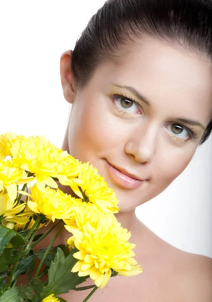 Cara femenina con el crisantemo amarillo — Foto de Stock