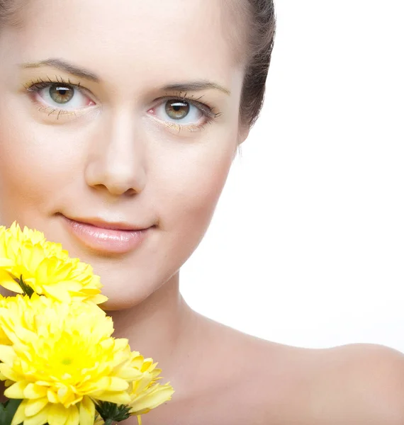 Visage féminin avec le chrysanthème jaune — Photo