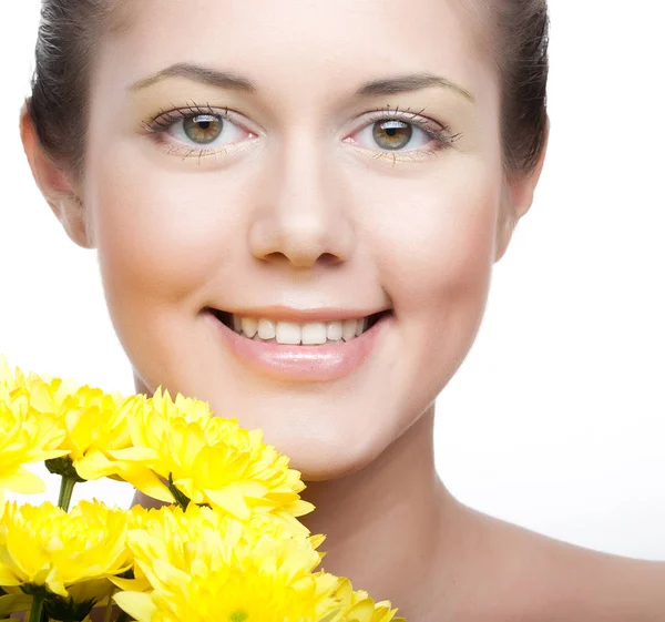 Cara femenina con el crisantemo amarillo — Foto de Stock