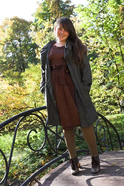 Sonbahar parkındaki kız