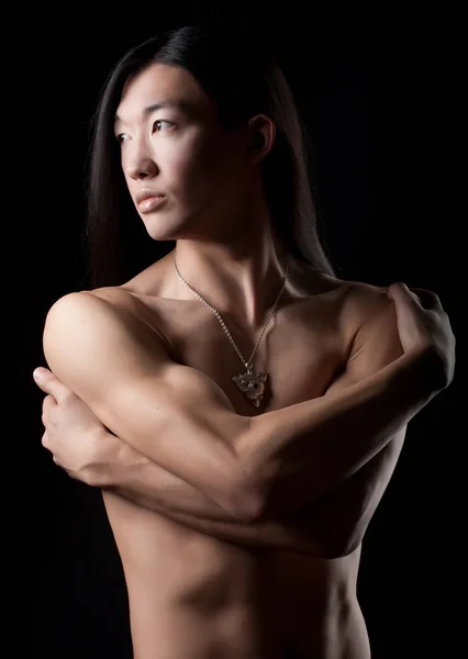 Asiatischer Junge mit langen Haaren über dunklem Hintergrund — Stockfoto