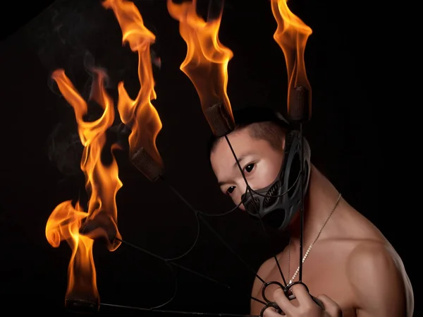 Asiatisk man med eldshow — Stockfoto