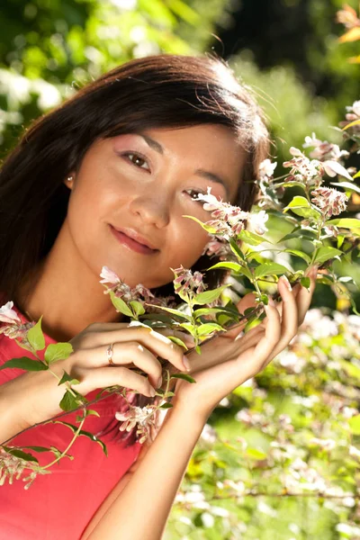 Giovane donna nel giardino estivo — Foto Stock