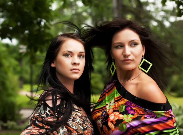 Zomertijd. twee jonge vrouwen. — Stockfoto