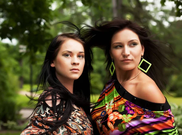 L'heure d'été. deux jeunes femmes. — Photo