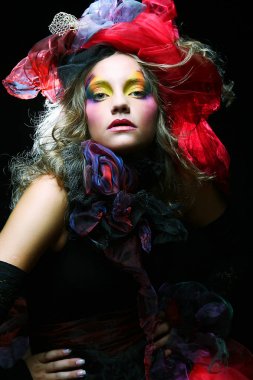 Sanatsal makyajlı güzel bir bayan..