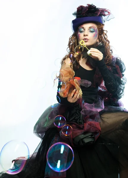 Ung modell i karneval klänning med kreativ make-up. — Stockfoto