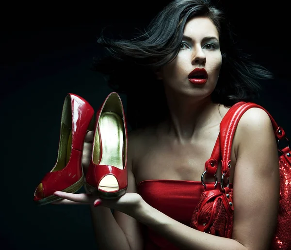 Modelo de moda com saco vermelho e sapatos vermelhos — Fotografia de Stock