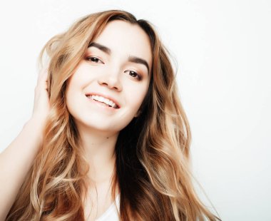 yaşam tarzı ve insanlar kavramı: genç casual kadın portre. Bankacı Charlie'yle, kıvırcık saç.