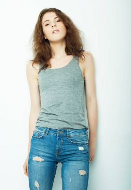 Genç, güzel kıvırcık kadın beyaz arka planda poz veriyor.