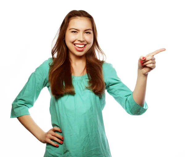 Joven mujer sonriente señala una mano con expresión facial positiva —  Fotos de Stock